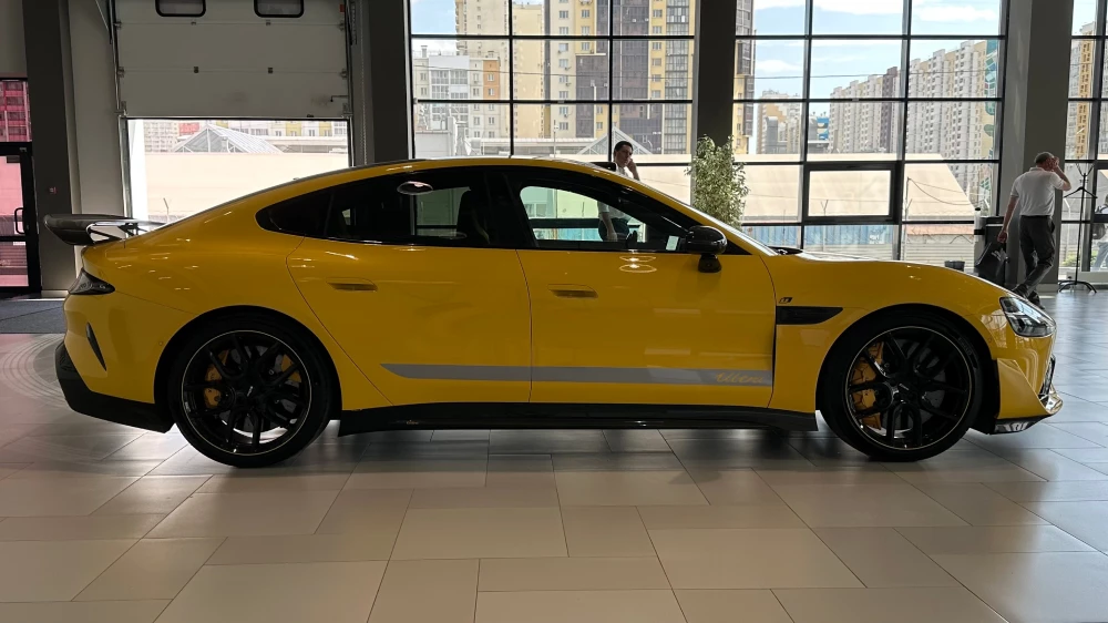 xiaomi su7 ultra сбоку желтый тест-драйв электромобиль седан