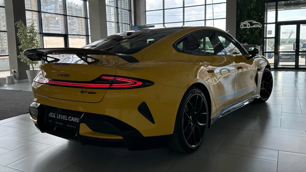 xiaomi su7 ultra сзади желтый тест-драйв электромобиль седан