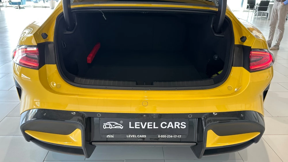 xiaomi su7 ultra сзади желтый тест-драйв электромобиль седан багажник