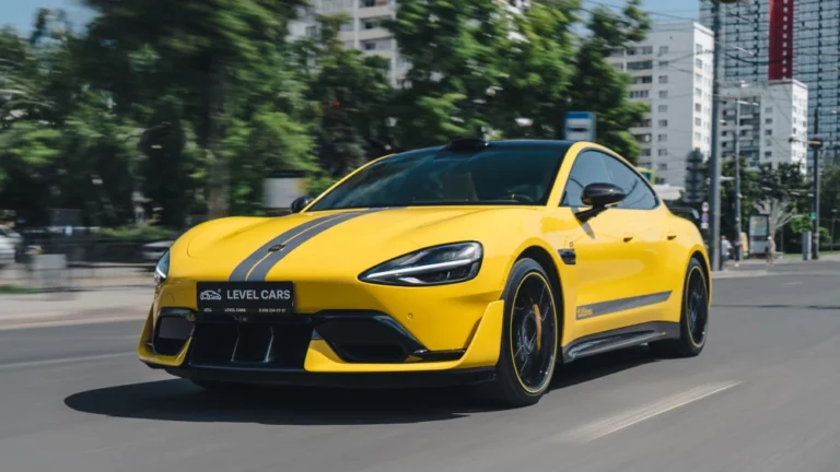 xiaomi su7 ultra сбоку спереди желтый тест-драйв электромобиль седан