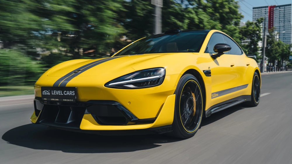 xiaomi su7 ultra сбоку спереди желтый тест-драйв электромобиль седан