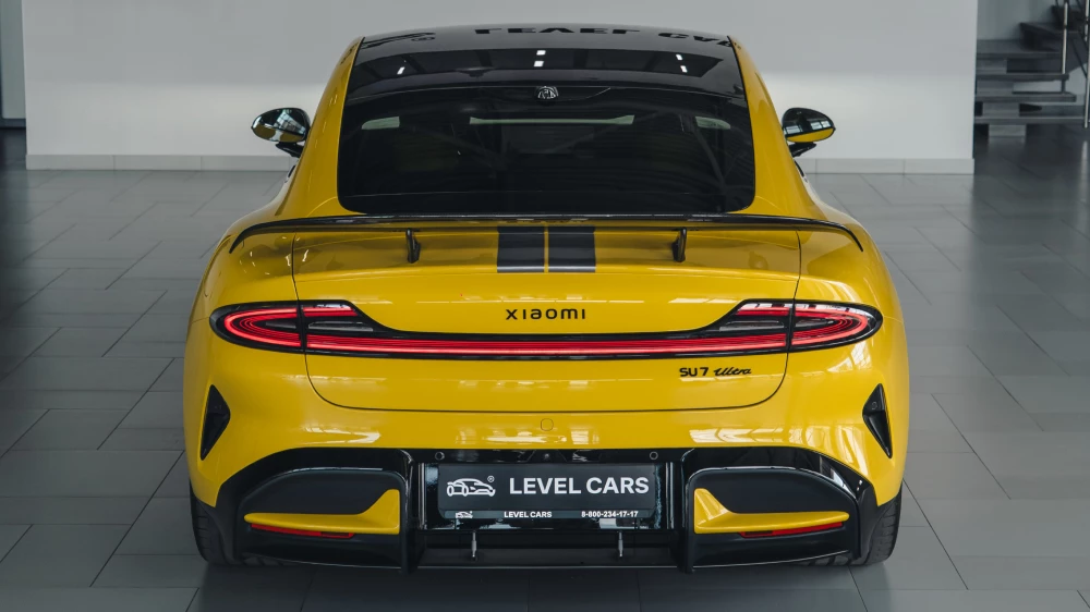 xiaomi su7 ultra сзади желтый тест-драйв электромобиль седан