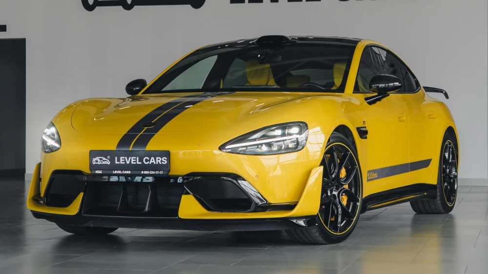 xiaomi su7 ultra сбоку спереди желтый тест-драйв электромобиль седан