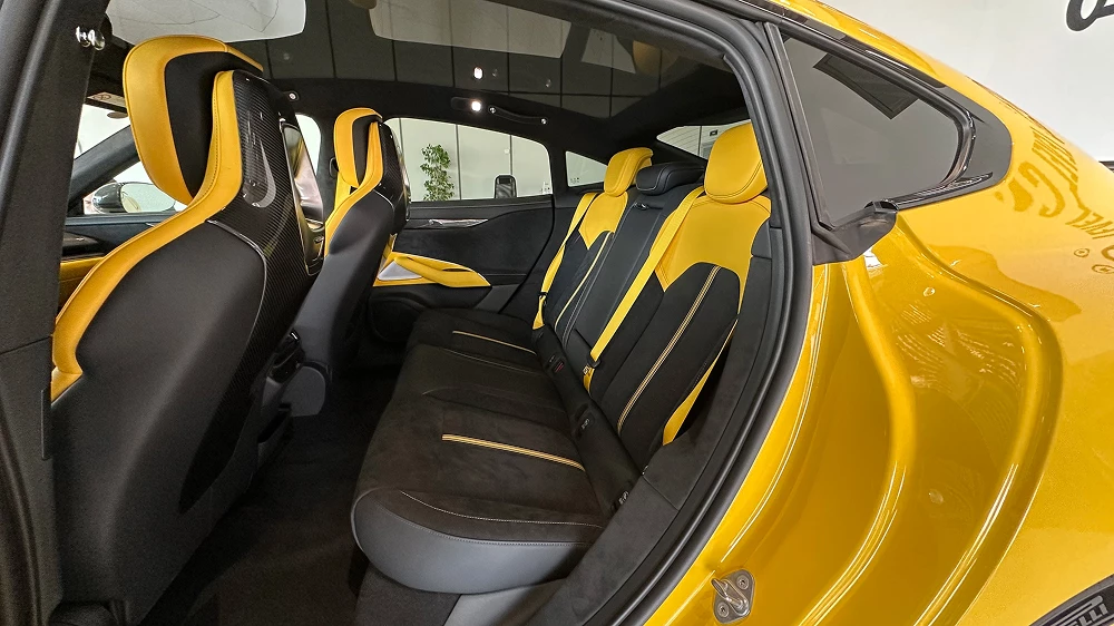 xiaomi su7 ultra салон желтый черный сиденья второй ряд