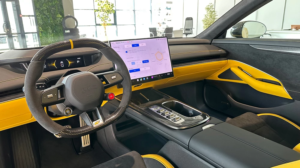 xiaomi su7 ultra салон желтый черный центральная консоль экран