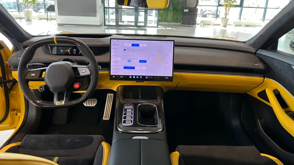 xiaomi su7 ultra салон желтый черный центральная консоль экран