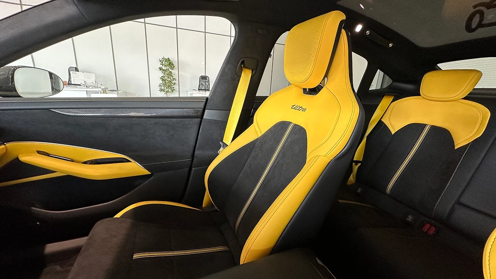 xiaomi su7 ultra салон желтый черный сиденья