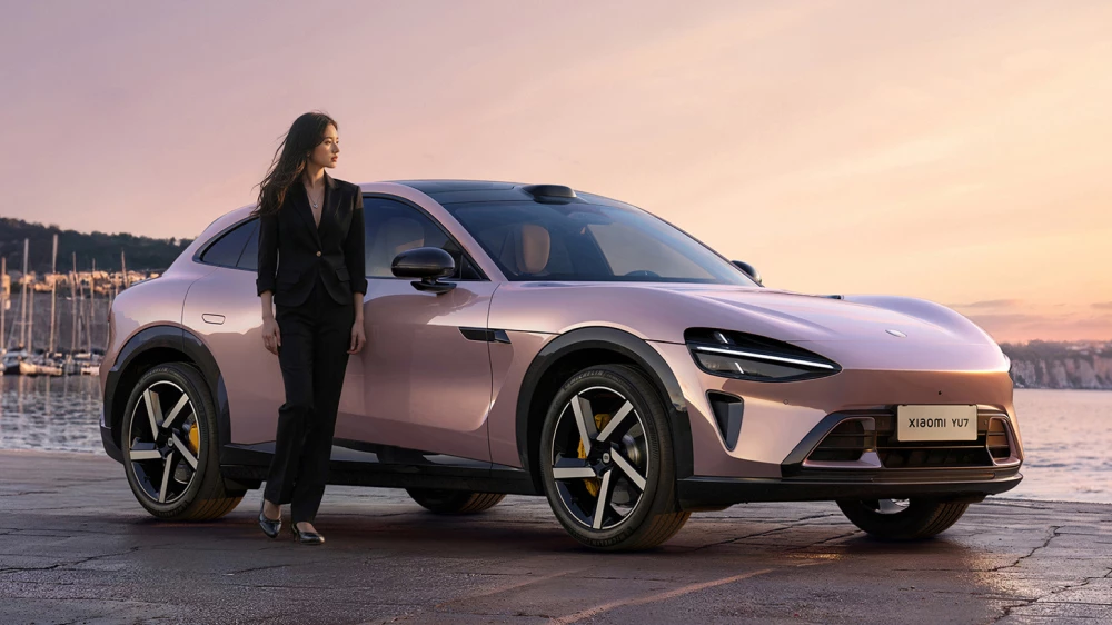 xiaomi yu7 сбоку спереди кроссовер розовый старт продаж