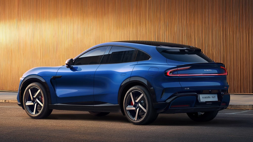 xiaomi yu7 сбоку спереди кроссовер синий старт продаж
