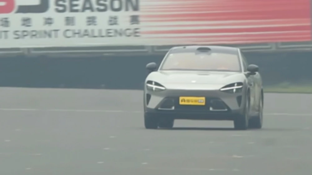 xiaomi yu7 кроссовер электрический на треке загорелись тормоза