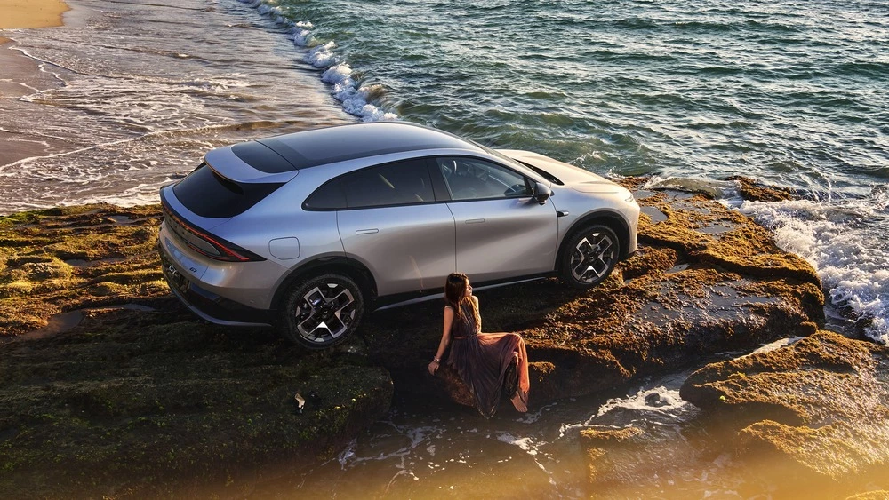 Электрический кроссовер XPeng G7 сбоку женщина