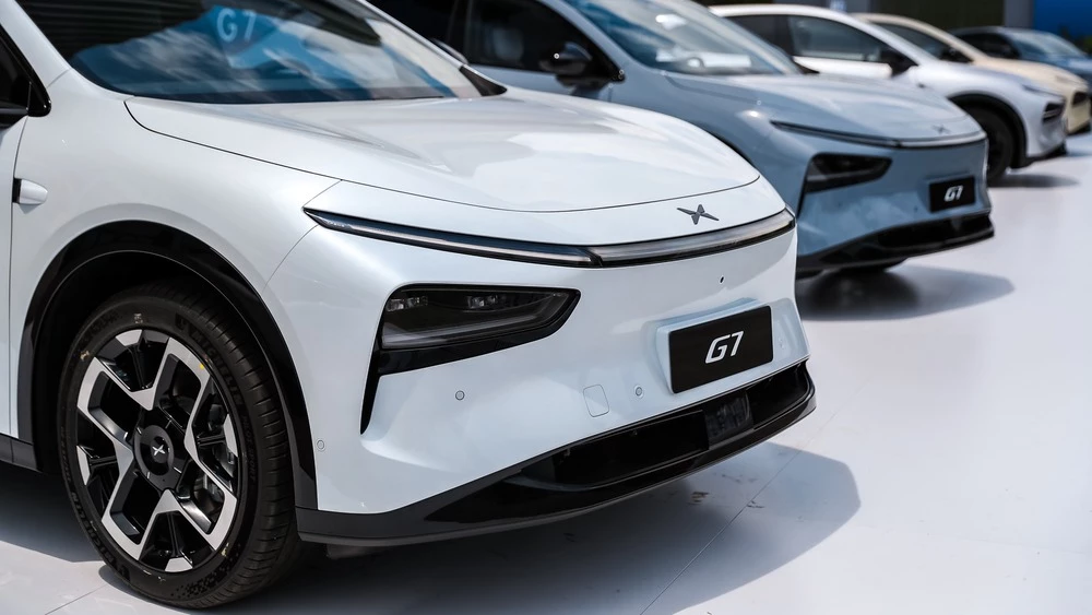 Электрический кроссовер XPeng G7 спереди передняя часть