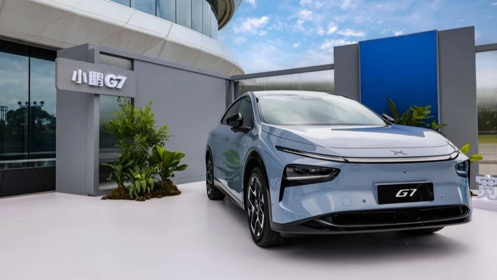 Электрический кроссовер XPeng G7 сбоку спереди