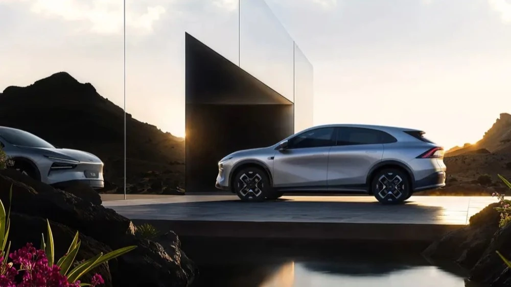 Электрический кроссовер XPeng G7 сбоку