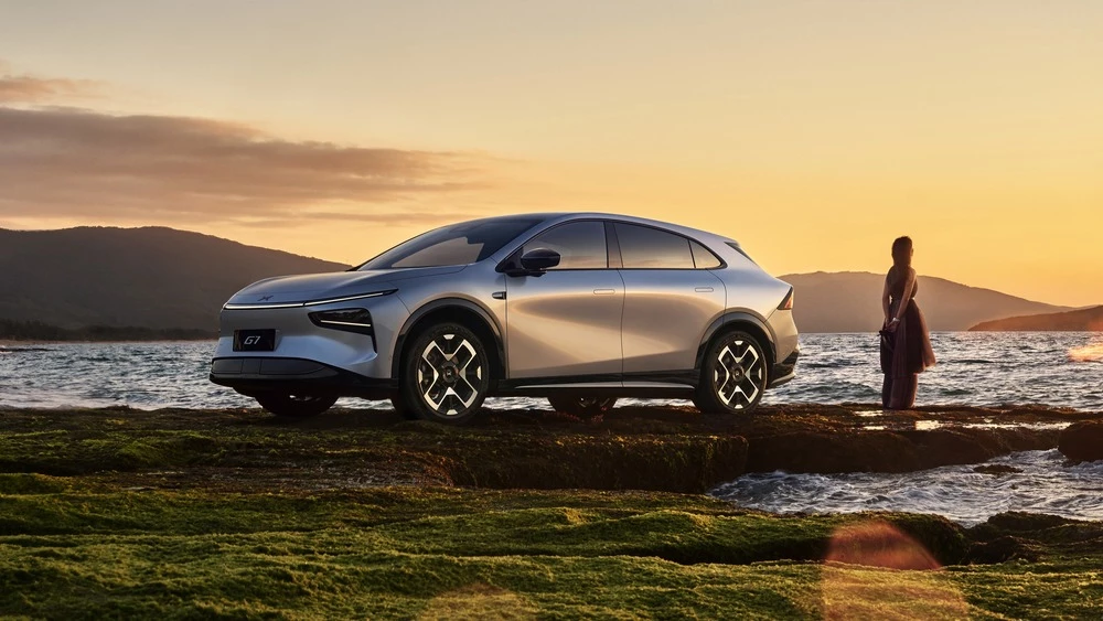 Электрический кроссовер XPeng G7 сбоку женщина