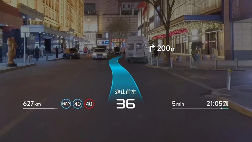 Проекционный AR-HUD дисплей Chasing Light Panorama Xpeng Huawei разъезд в городе