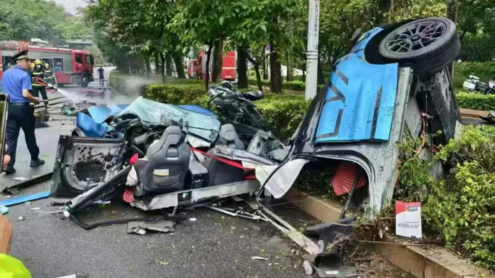 zeekr 001 электромобиль от geely лифтбек разорвало пополам в Китае