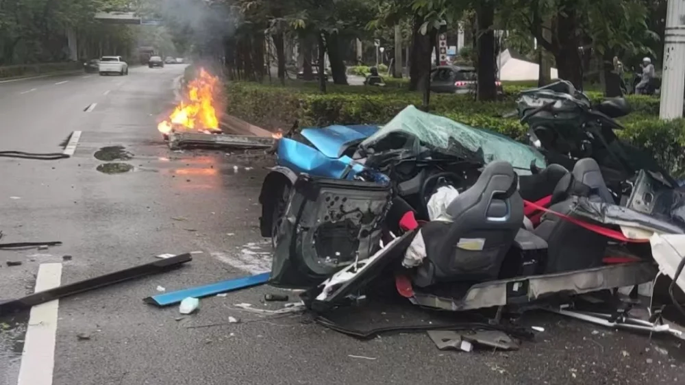 Zeekr 001 разорвало пополам в Китае. Кадры чудесного спасения водителя zeekr 001 электромобиль от geely лифтбек разорвало пополам в Китае