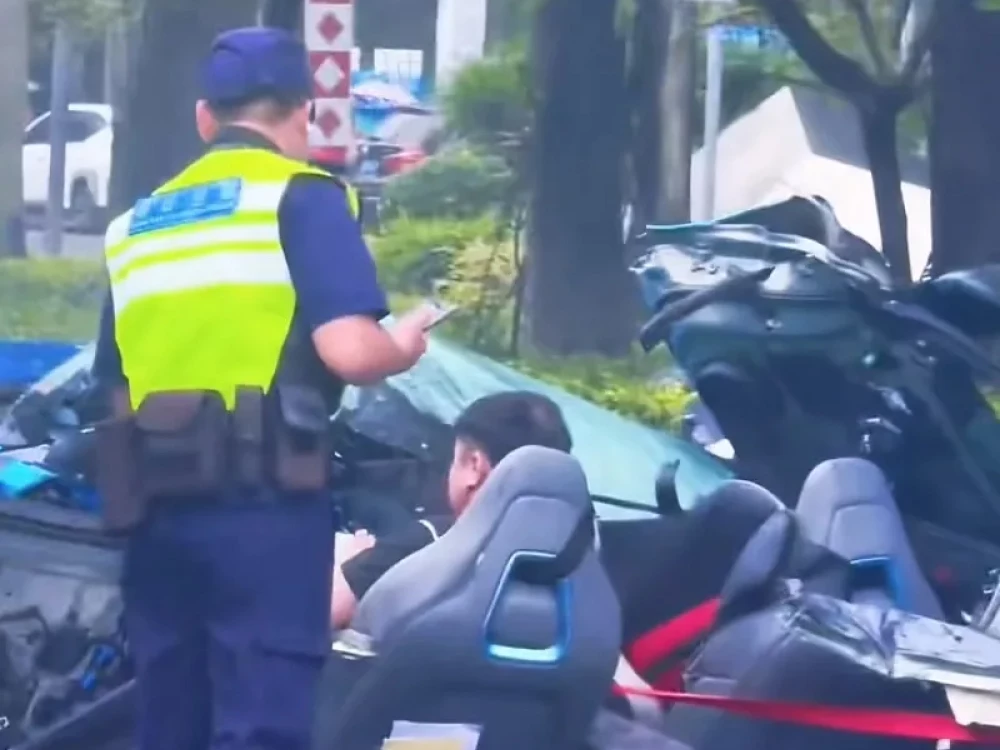 zeekr 001 электромобиль от geely лифтбек разорвало пополам в Китае водитель в салоне