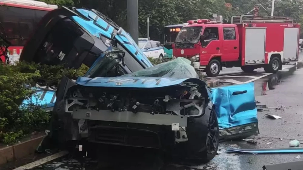 zeekr 001 электромобиль от geely лифтбек разорвало пополам в Китае