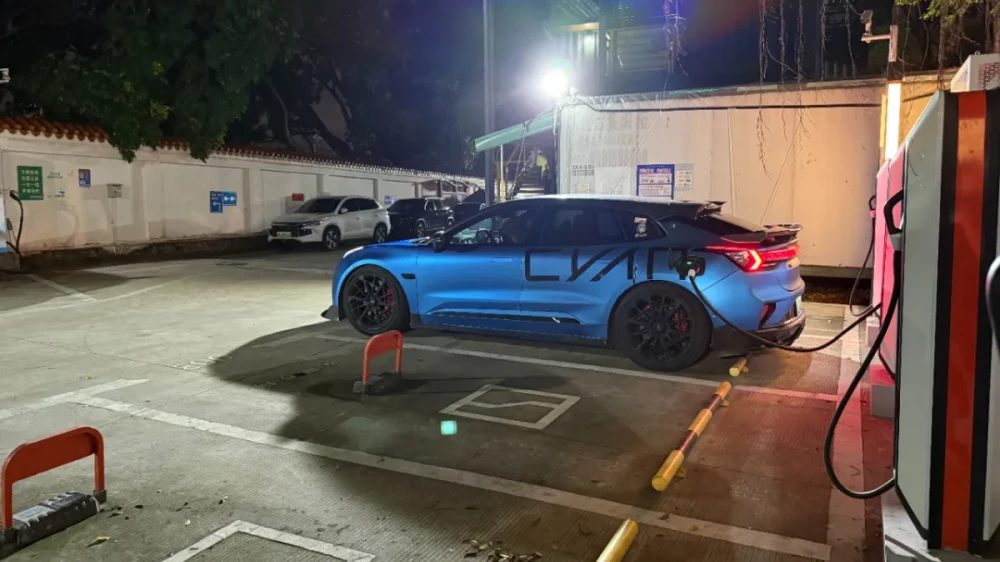 zeekr 001 сбоку сзади синий тюнинг под fr