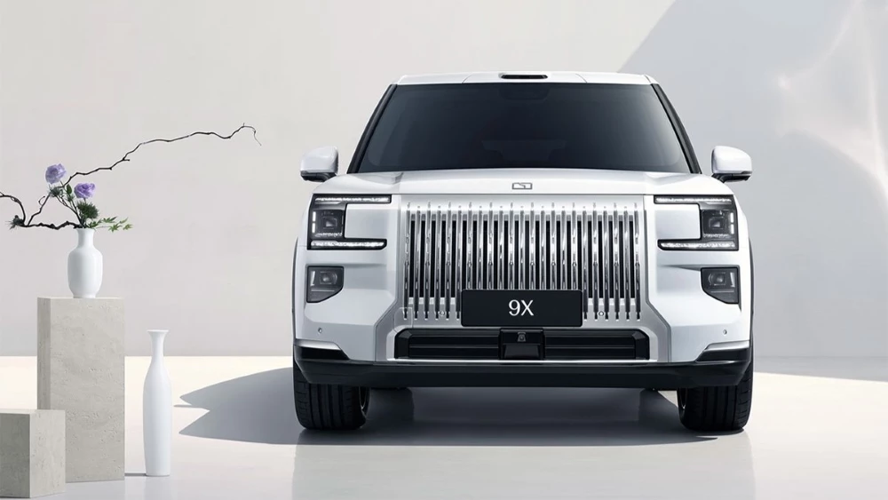 Кроссовер Zeekr 9X в белом цвете спереди