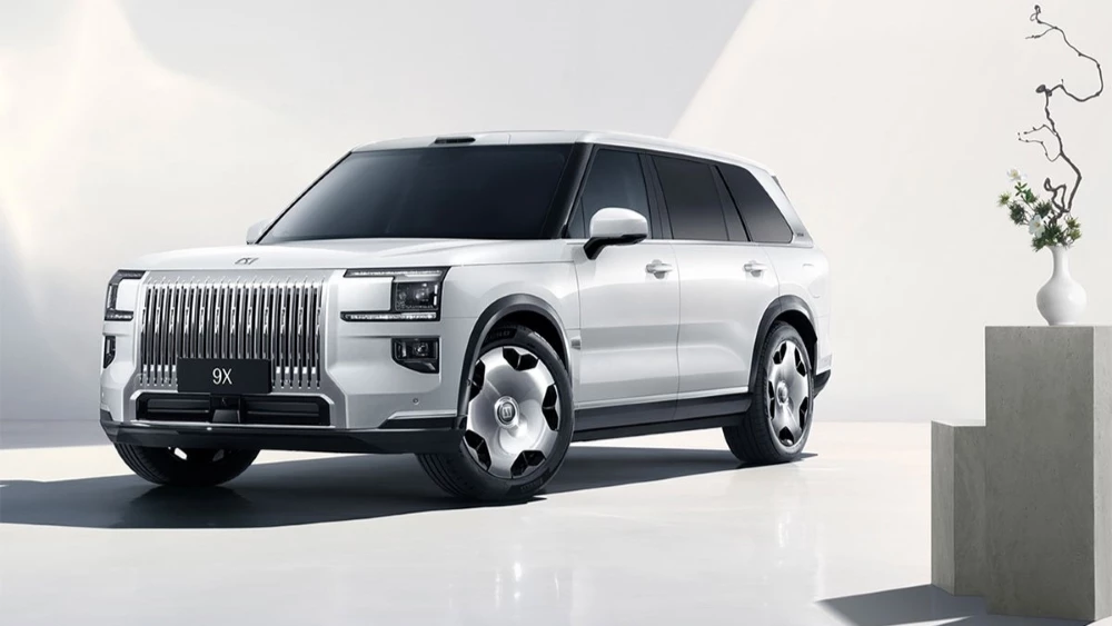 Кроссовер Zeekr 9X в белом цвете сбоку спереди