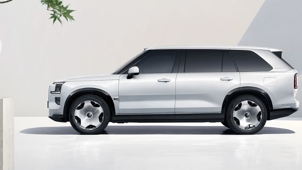 Кроссовер Zeekr 9X в белом цвете сбоку