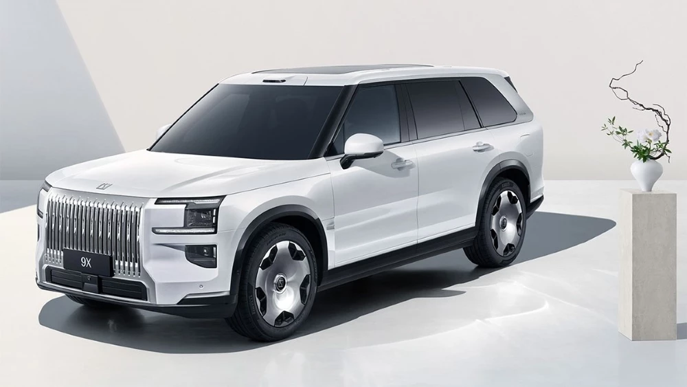 Кроссовер Zeekr 9X в белом цвете сбоку спереди