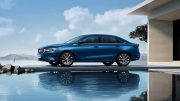 седан Geely Emgrand сбоку спереди 2025