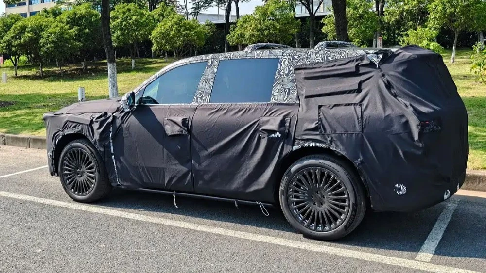 Кроссовер Voyah Taishan сбоку сзади в камуфляже