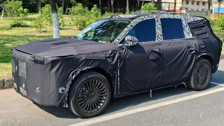 Кроссовер Voyah Taishan сбоку спереди в камуфляже