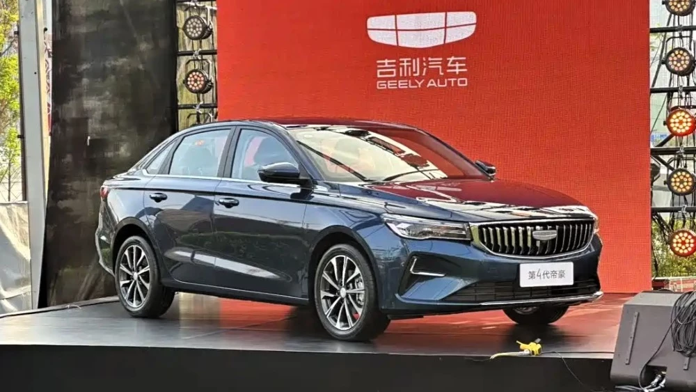 седан Geely Emgrand сбоку спереди 2025