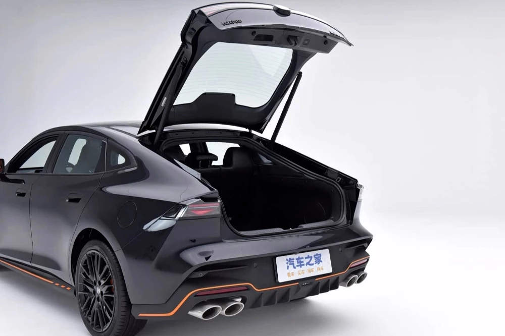 лифтбек Changan Uni-V сзади сбоку новое поколение