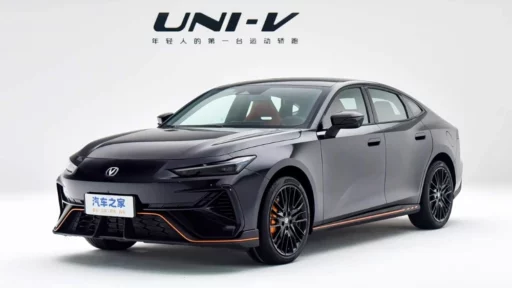 лифтбек Changan Uni-V спереди сбоку новое поколение