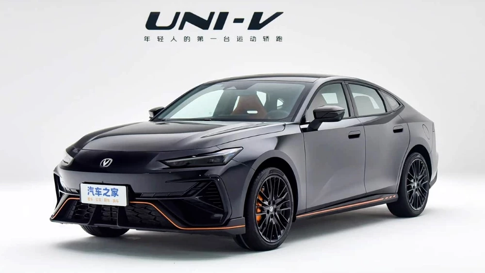 В Китае представили новое поколение Changan Uni-V. Что изменилось лифтбек Changan Uni-V спереди сбоку новое поколение