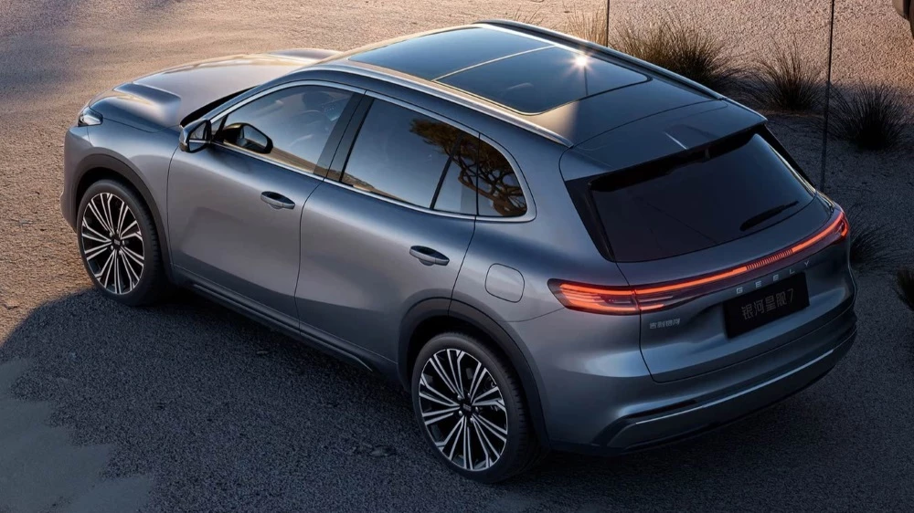 geely galaxy starship 7 сбоку сзади кроссовер гибридный серый