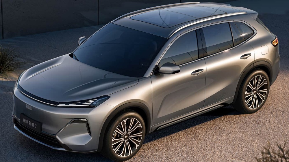 geely galaxy starship 7 сбоку спереди кроссовер гибридный серый