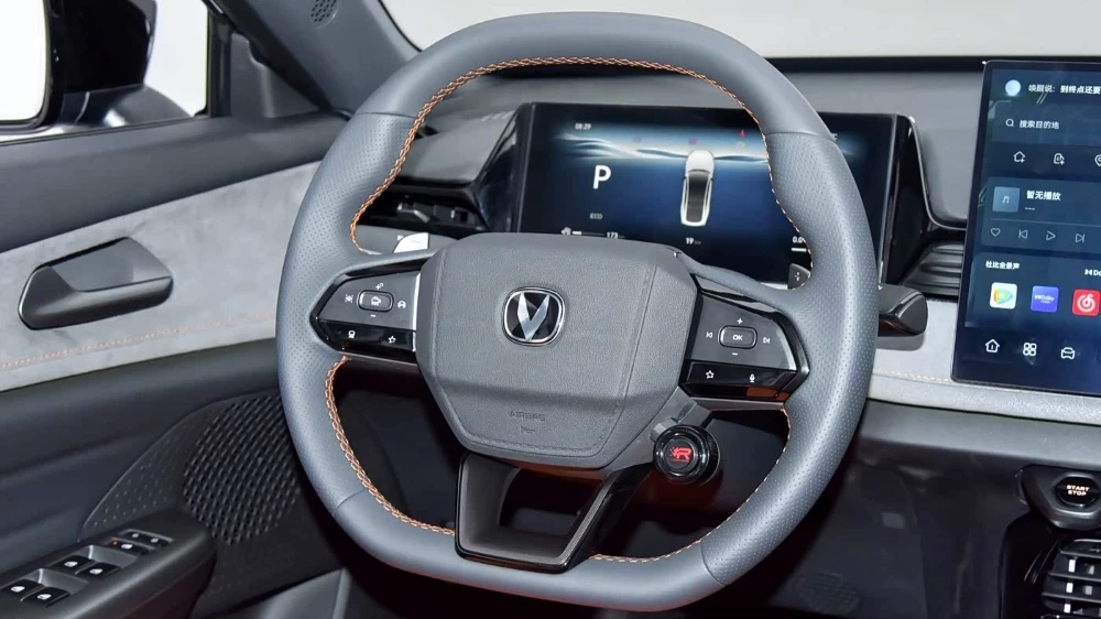 лифтбек Changan Uni-V интерьер новое поколение