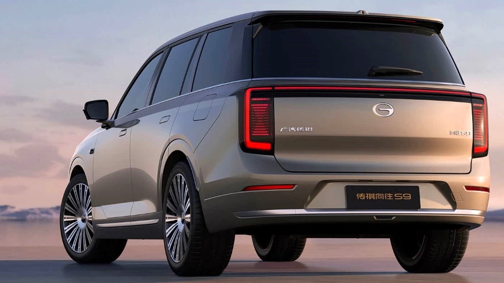 Гибридный кроссовер GAC S9 сбоку сзади