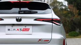 Кроссовер Changan X5 Plus сзади