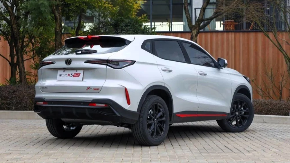 Кроссовер Changan X5 Plus сзади сбоку