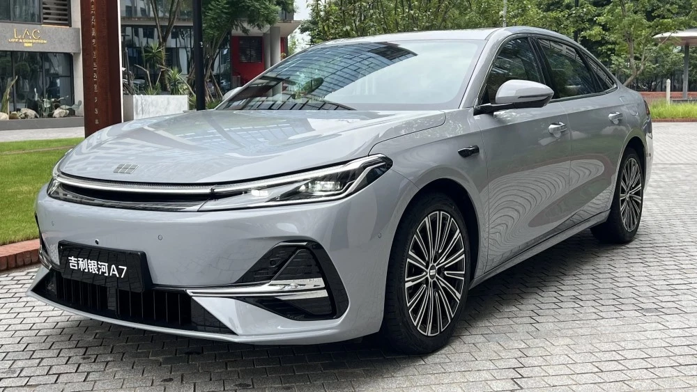 седан galaxy a7 em-i сбоку спереди