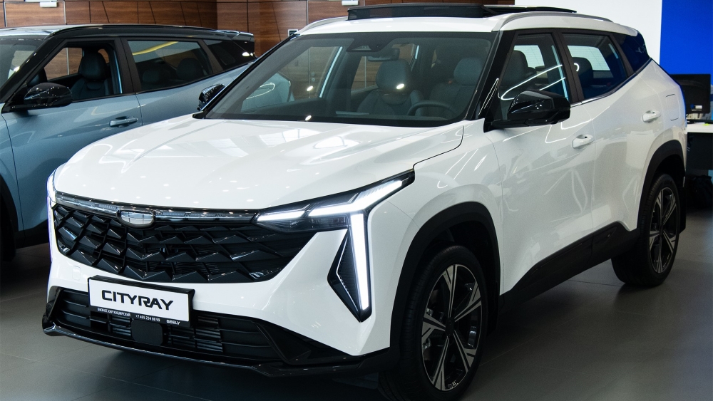 Geely Cityray у дилера бизнес кар сбоку спереди в шоуруме