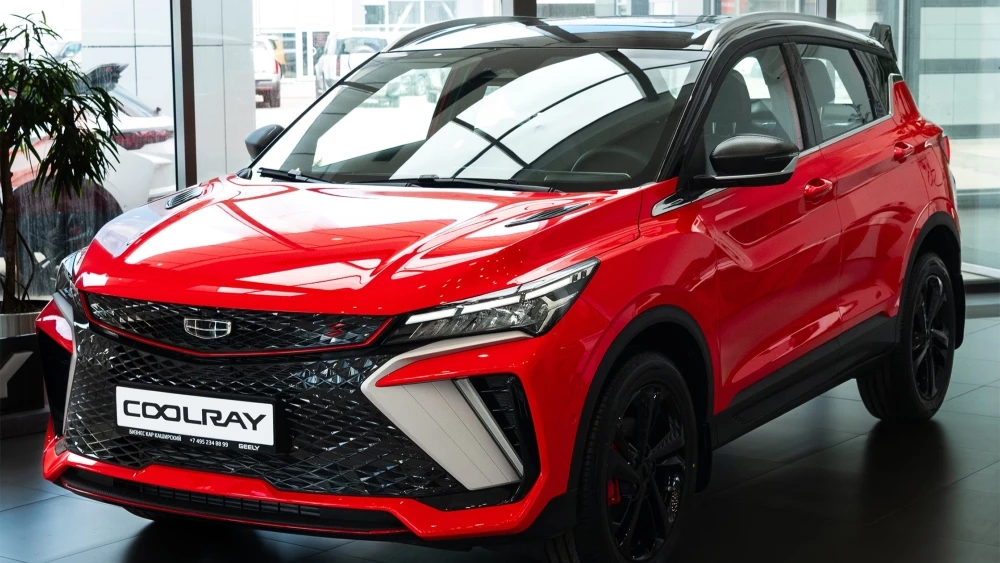 Geely Coolray у дилера бизнес кар сбоку спереди в шоуруме