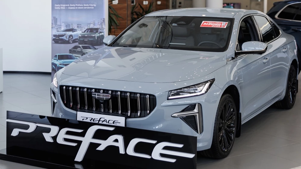 Geely Preface у дилера бизнес кар сбоку спереди в шоуруме