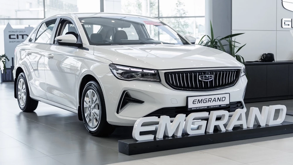 Geely Emgrand у дилера бизнес кар сбоку спереди в шоуруме