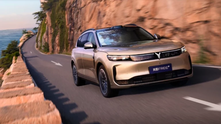 кроссовер voyah free+ сбоку спереди китай старт продаж