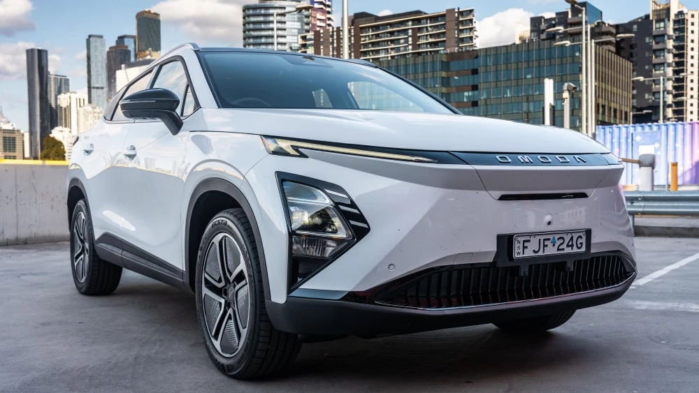 электрический кроссовер chery omoda E5 спереди сбоку