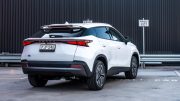 электрический кроссовер chery omoda E5 сбоку сзади